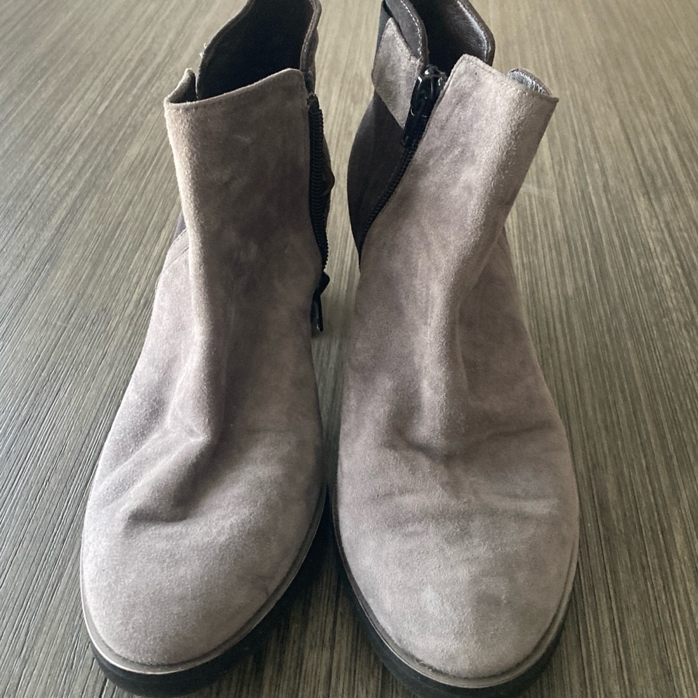 Elegant Gray Suede Ankle Boots - Picture 2 of 5